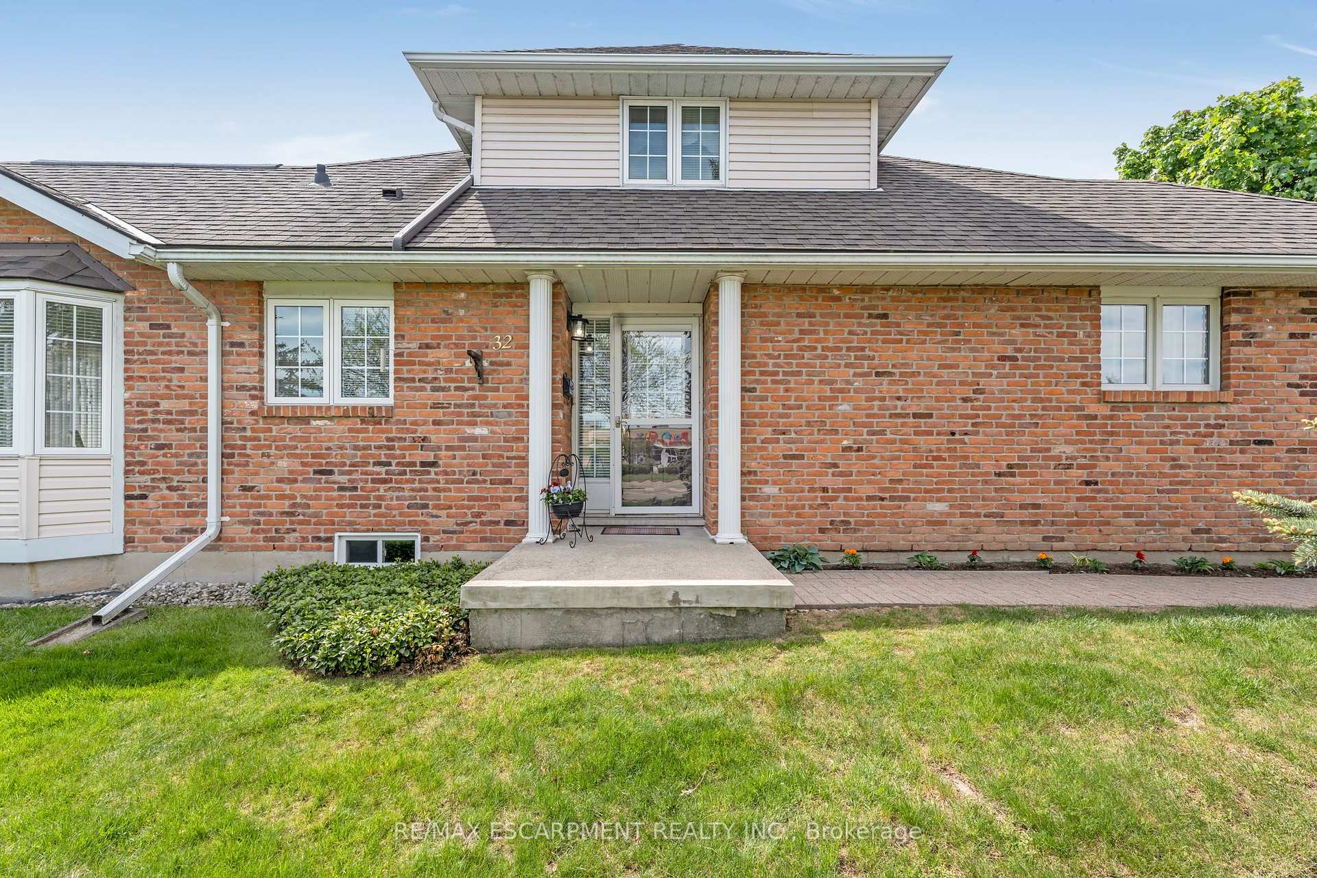 2 Bedrooms Condo at 810 Golf Links, Hamilton For sale