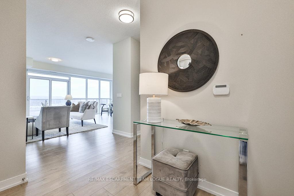 2 Bedrooms Condo at 2081 Fairview,  Burlington For sale