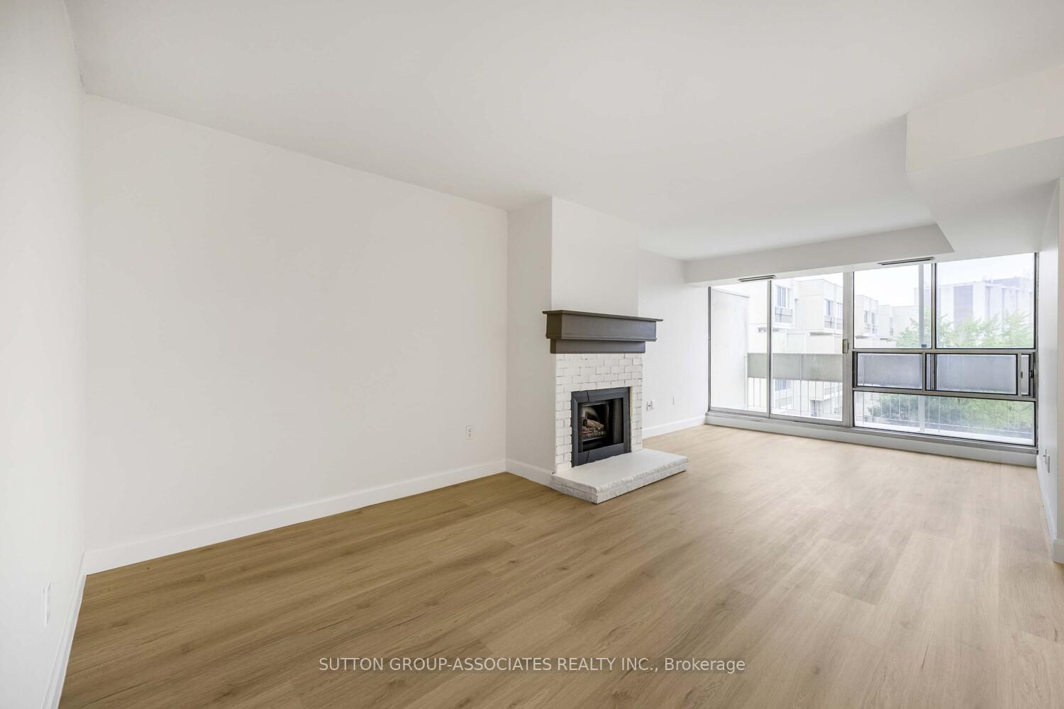 3 Bedrooms Condo at 1300 Marlborough, Oakville For sale