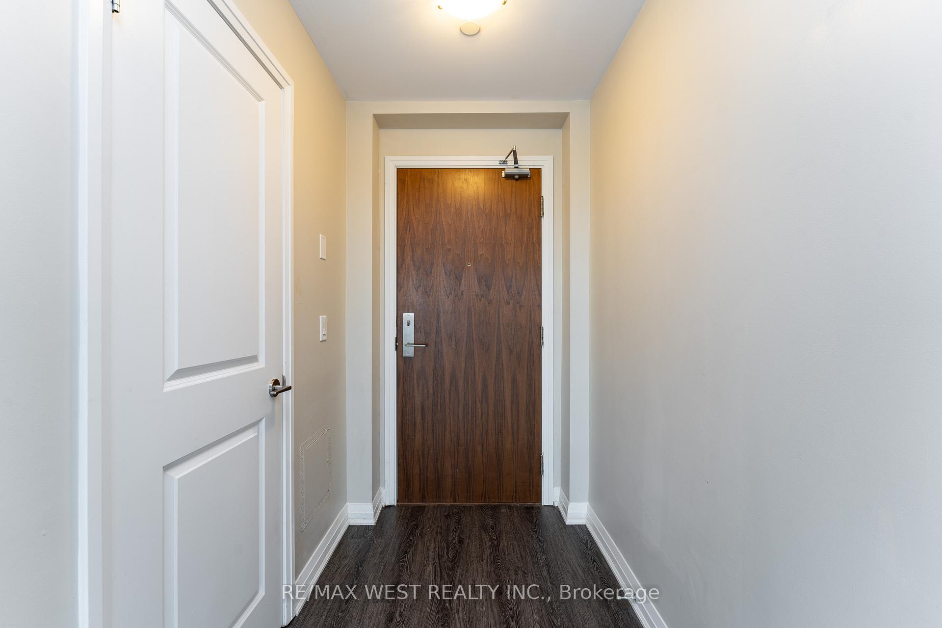 2 Bedrooms Condo at 8 Mercer, Toronto For sale