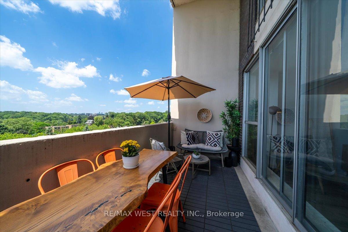 3 Bedrooms Condo at 35 Ormskirk, Toronto For sale