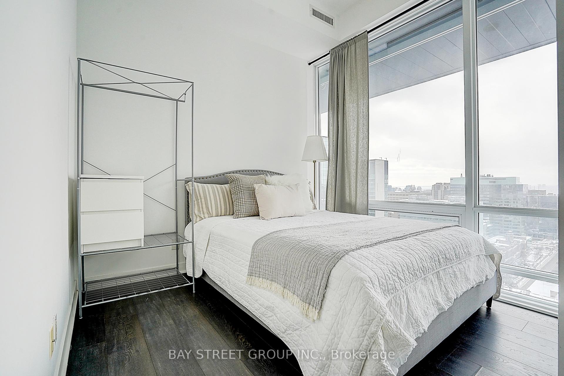 1 Bedroom Condo at 15 Grenville, Toronto For sale