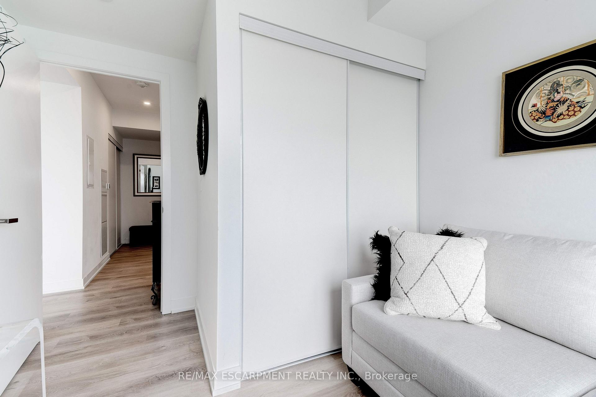 2 Bedrooms Condo at 370 Martha, Burlington For sale