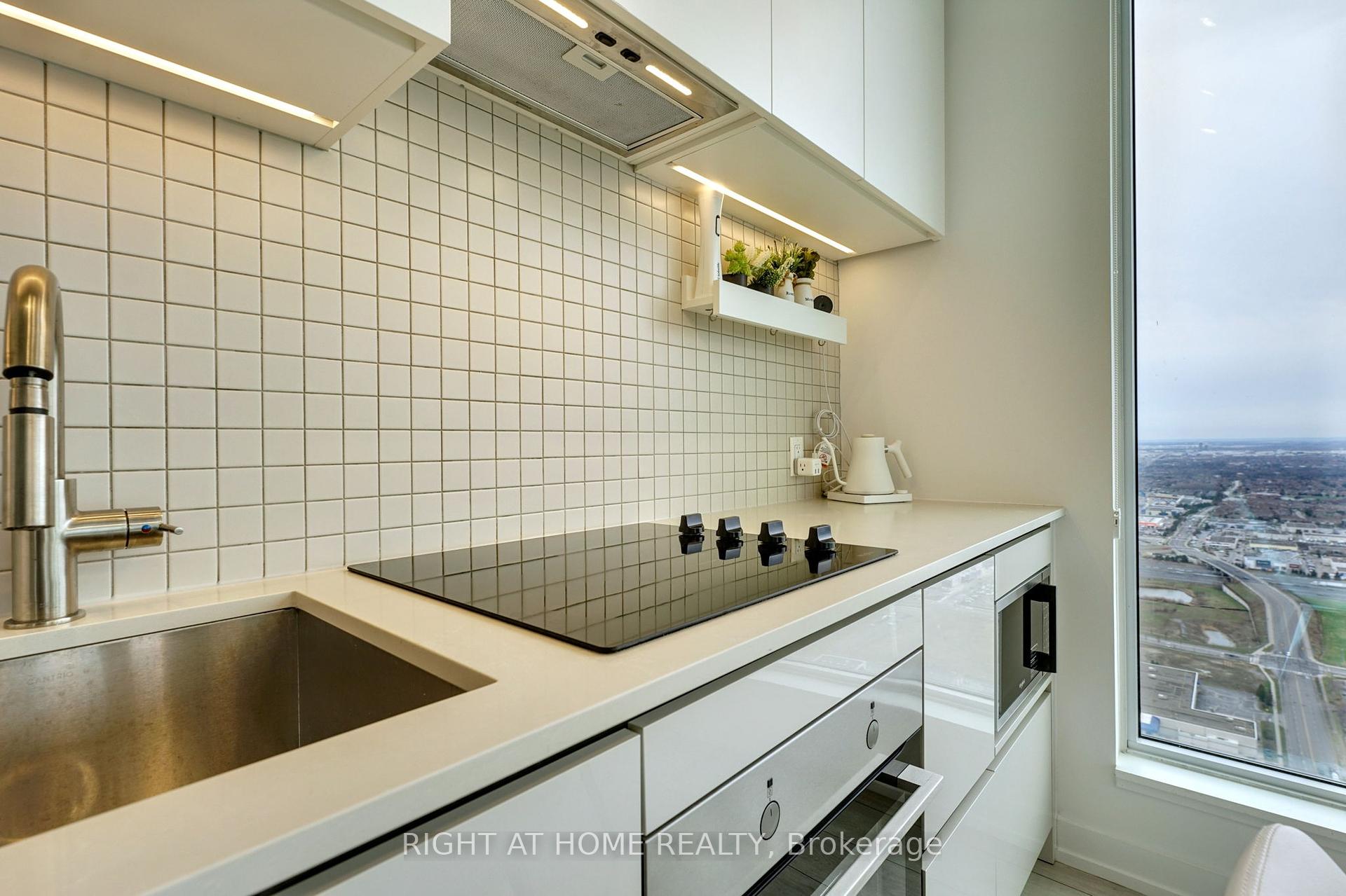 2 Bedrooms Condo at 898 Portage, Vaughan For sale
