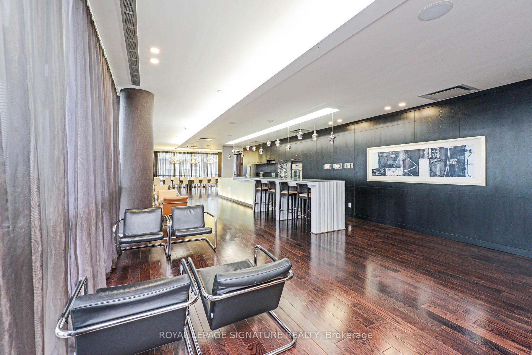 1 Bedroom Condo at 223 Webb,  Mississauga For sale