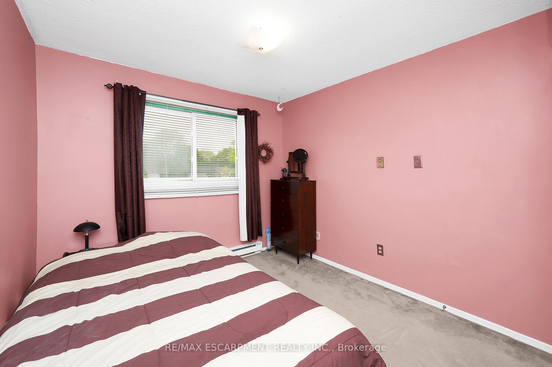 3 Bedrooms Condo at 5017 Pinedale, Burlington For sale