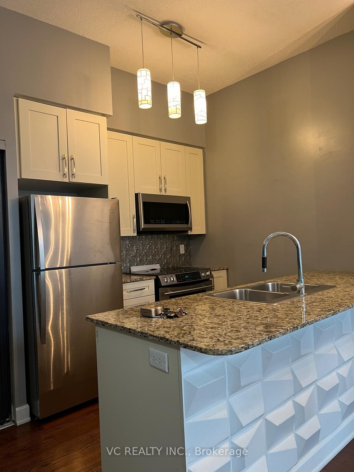 #301 - 4070 Confederation Parkway, Mississauga, ON L5B 0E9