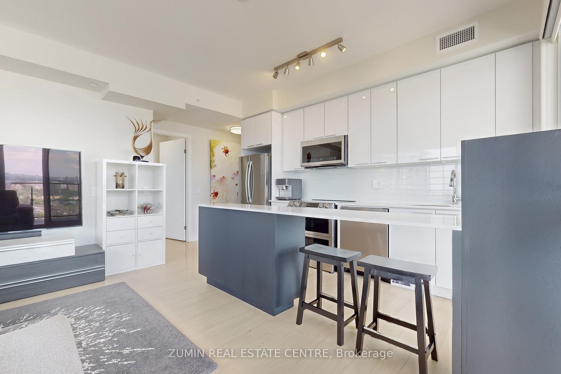 3 Bedrooms Condo at 10 Park Lawn, Toronto For sale