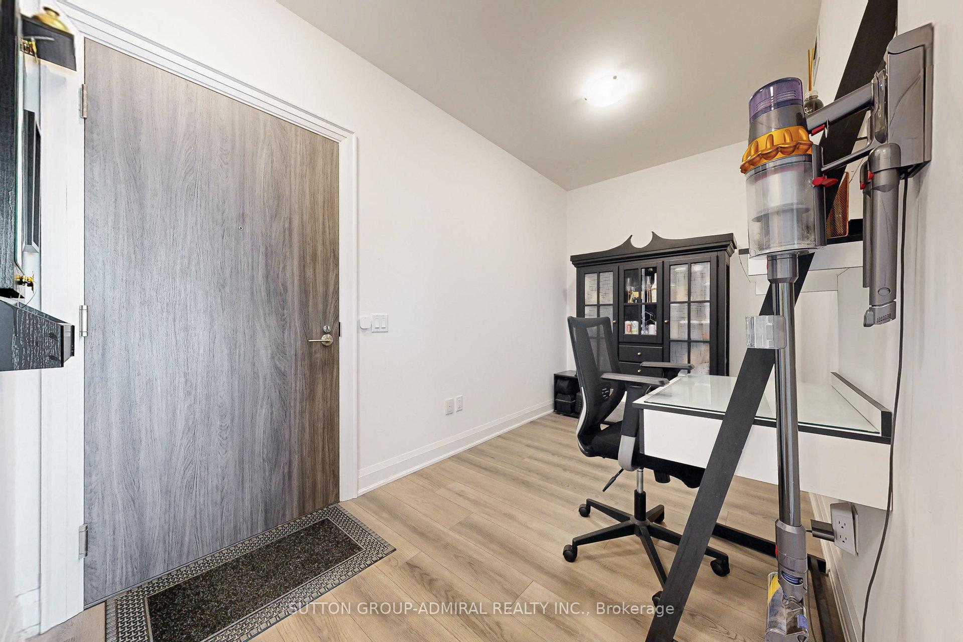 2 Bedrooms Condo at 20 Gatineau, Vaughan For sale