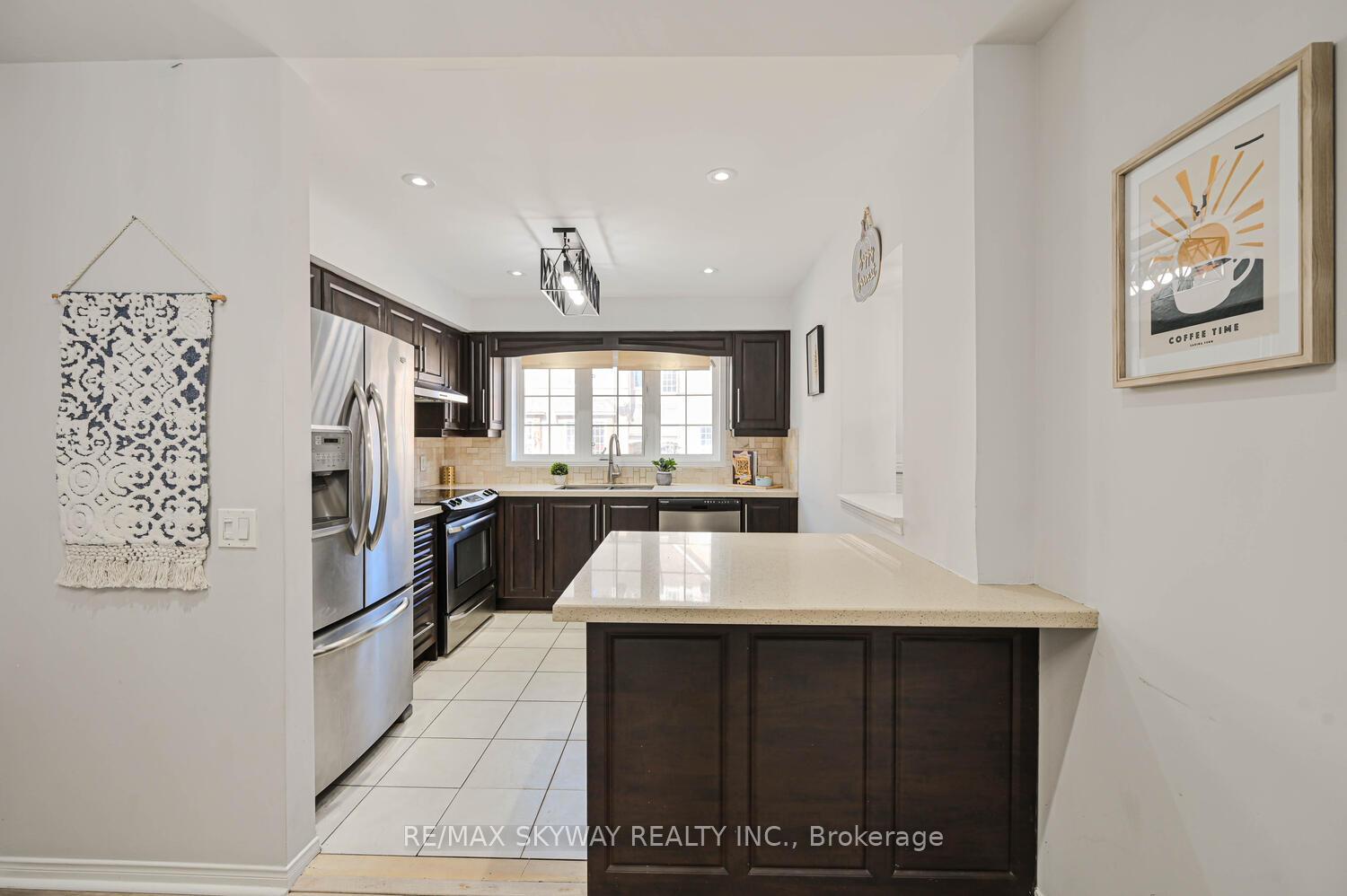 3 Bedrooms Condo at 50 Strathaven,  Mississauga For sale