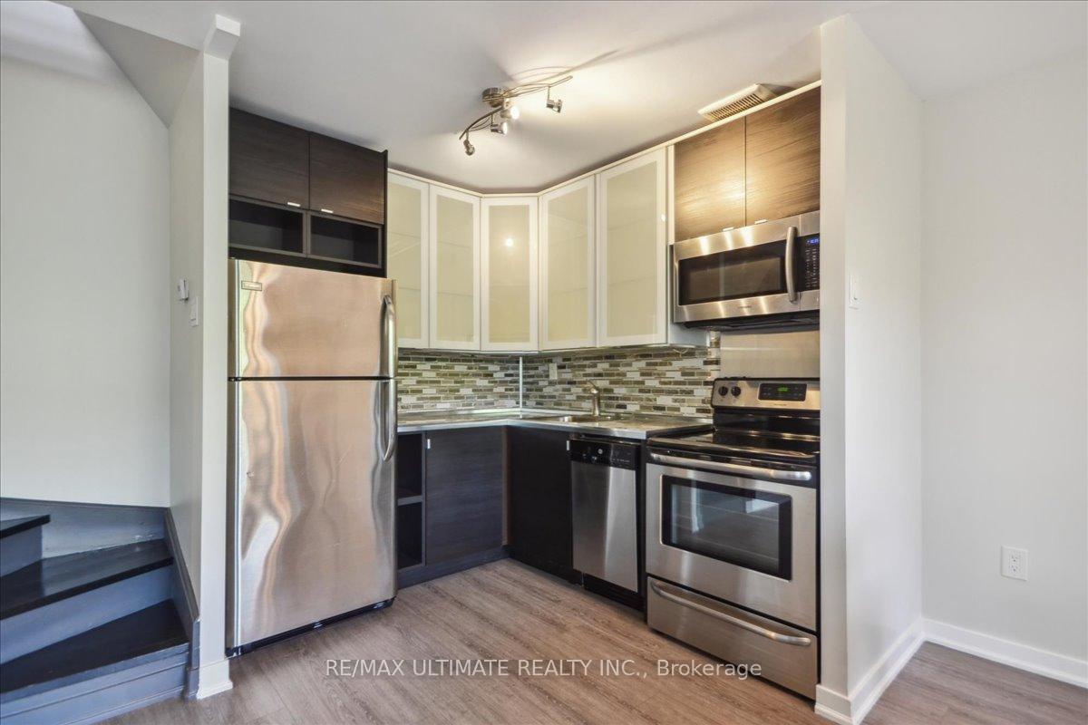 3 Bedrooms Condo at 2001 Bonnymede, Mississauga For sale