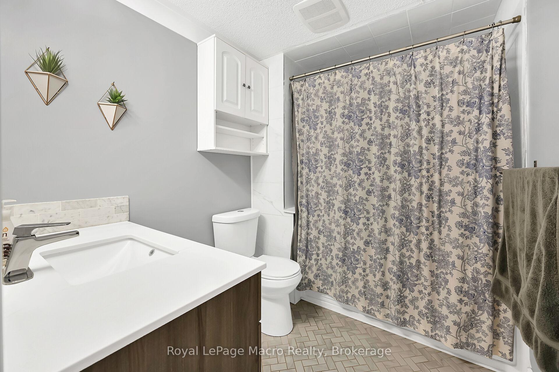 3 Bedrooms Condo at 10 Angus, Hamilton For sale