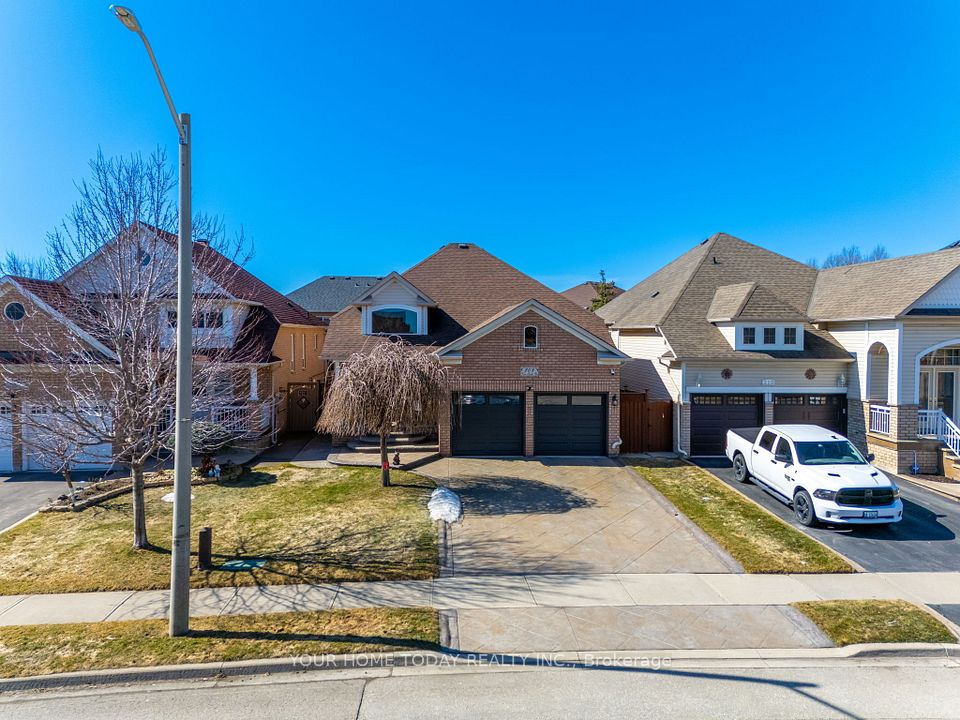 208 Van Scott Drive, Brampton, ON L7A 1V9