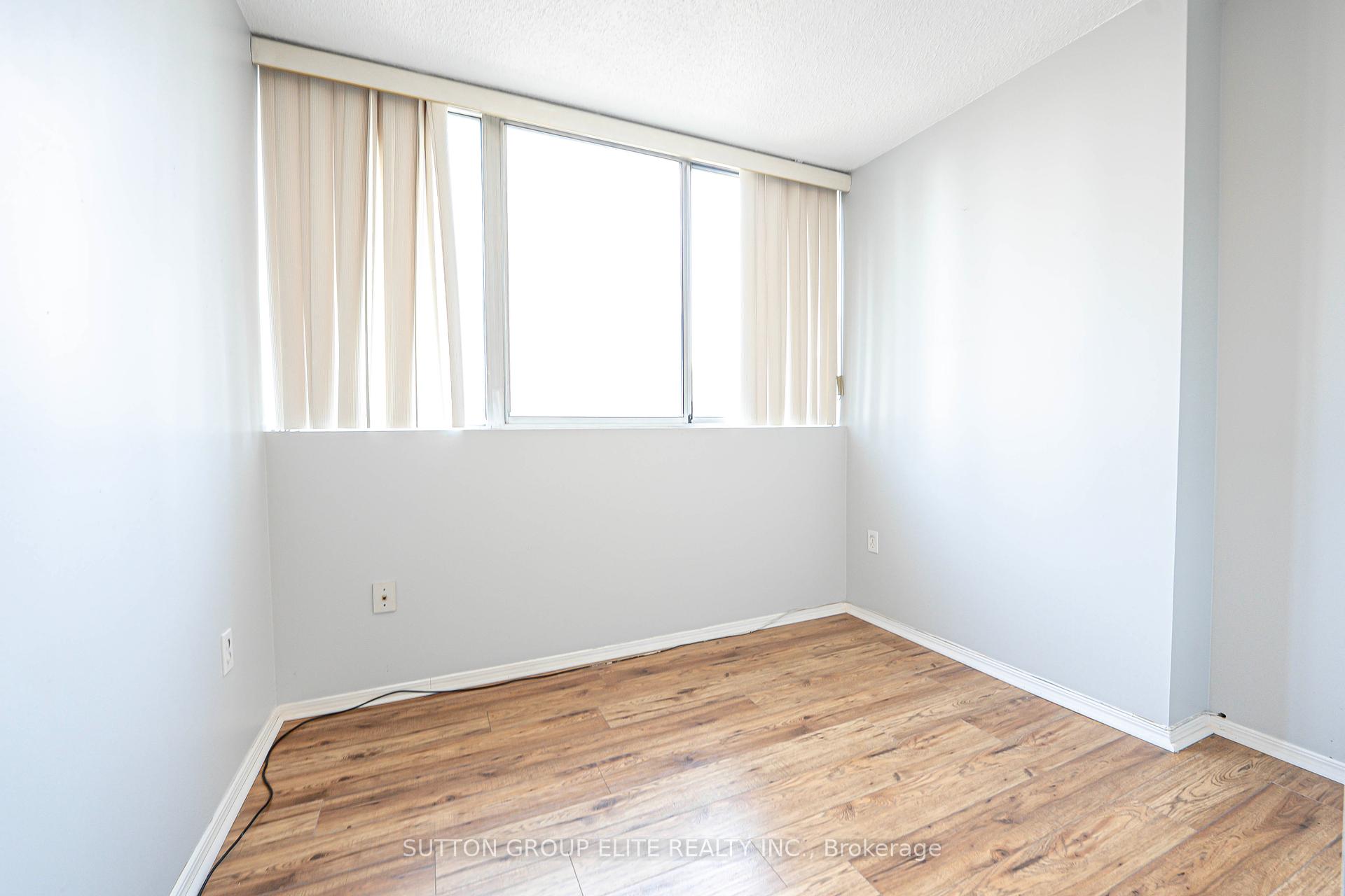 3 Bedrooms Condo at 3590 Kaneff,  Mississauga For sale