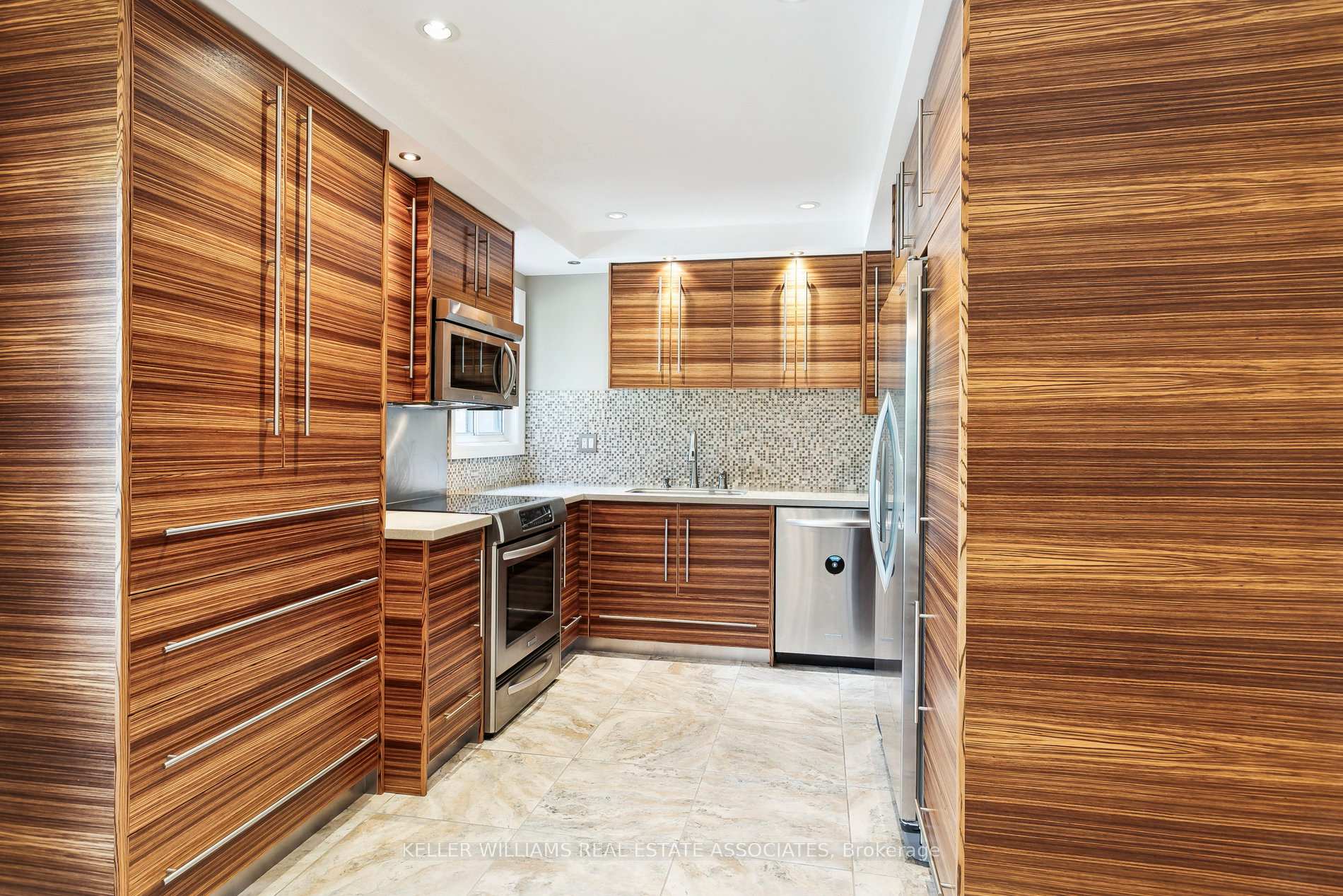 3 Bedrooms Condo at 1250 Marlborough, Oakville For sale