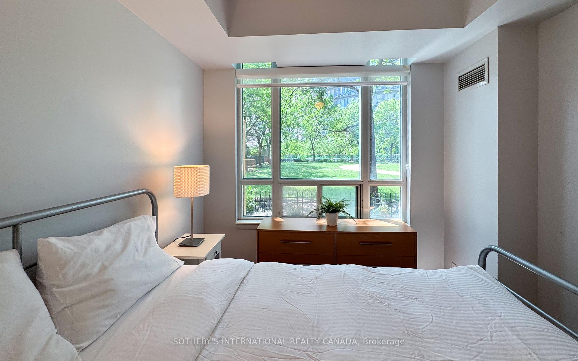 2 Bedrooms Condo at 70 Absolute, Mississauga For sale
