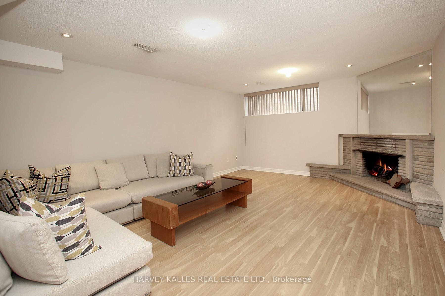 16 Wedgeport Place