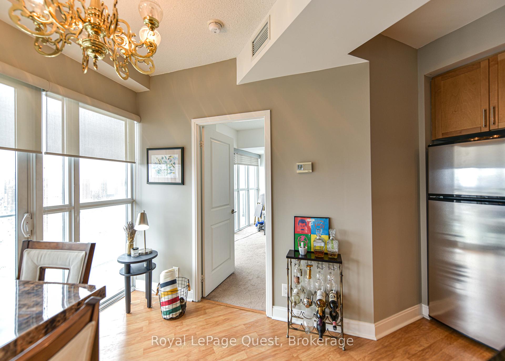 2 Bedrooms Condo at 50 Absolute, Mississauga For sale