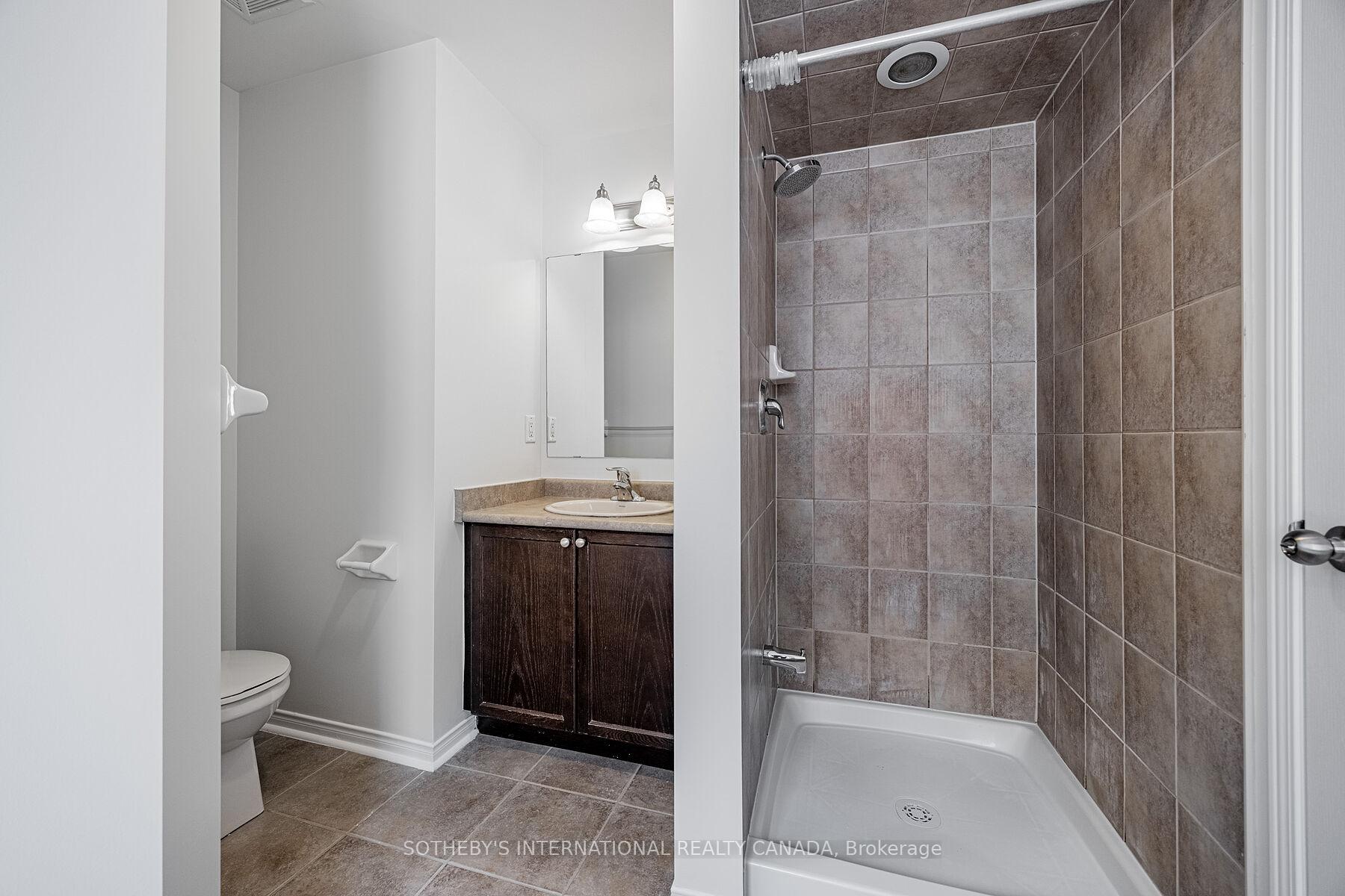 4 Bedrooms Condo at 5700 Tosca, Mississauga For sale