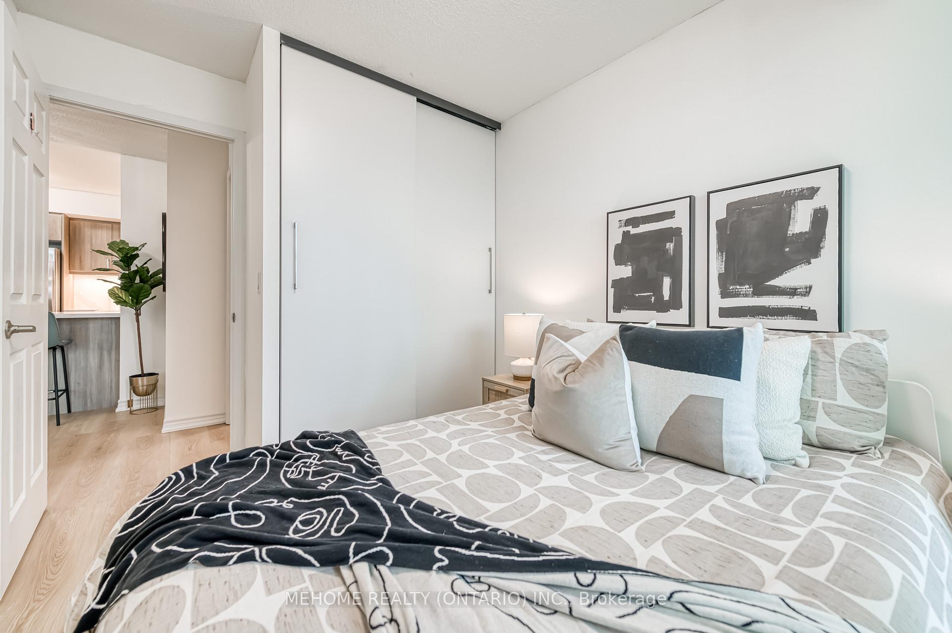 3 Bedrooms Condo at 19 Grand Trunk, Toronto For sale