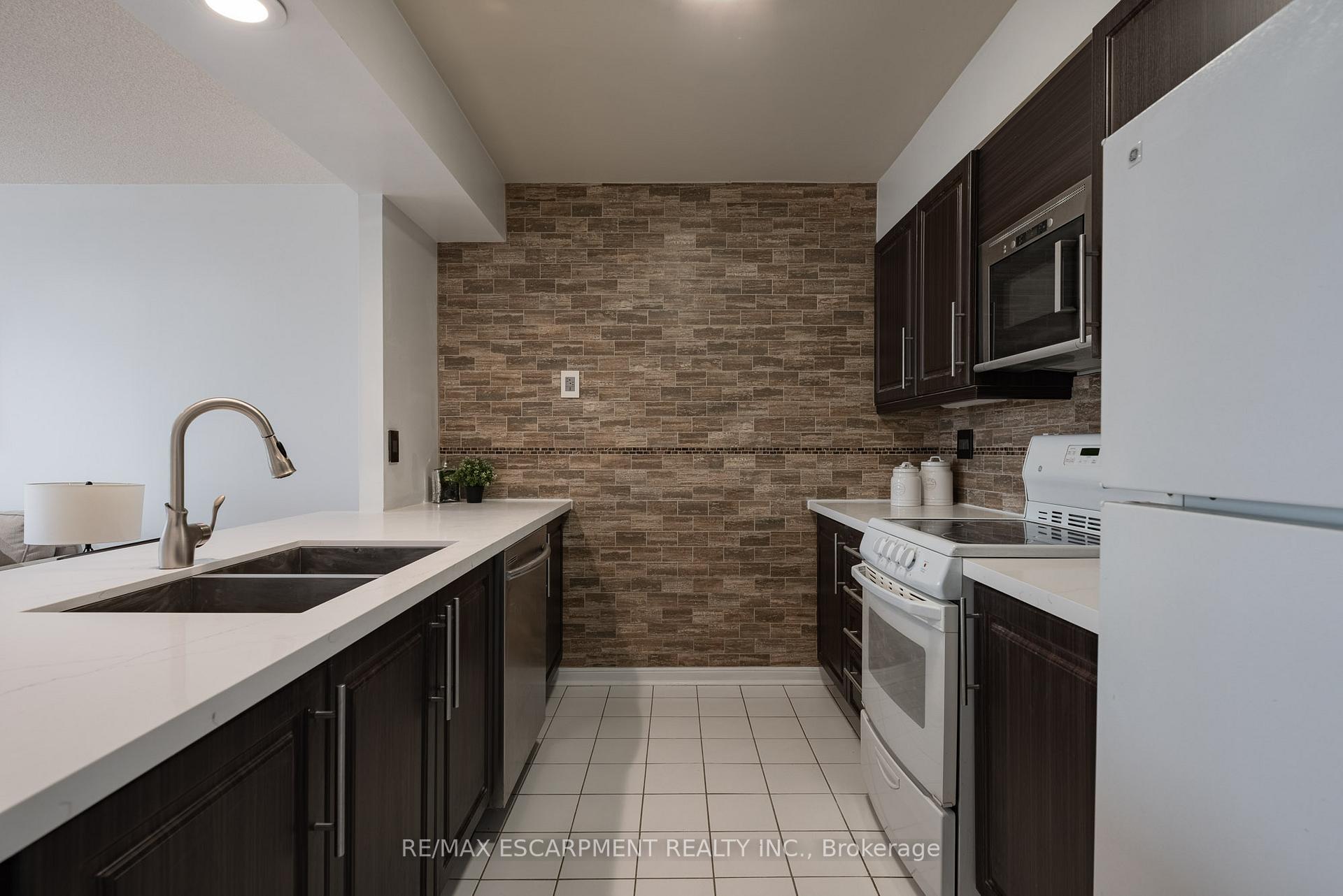 1 Bedroom Condo at 50 Eglinton, Mississauga For sale