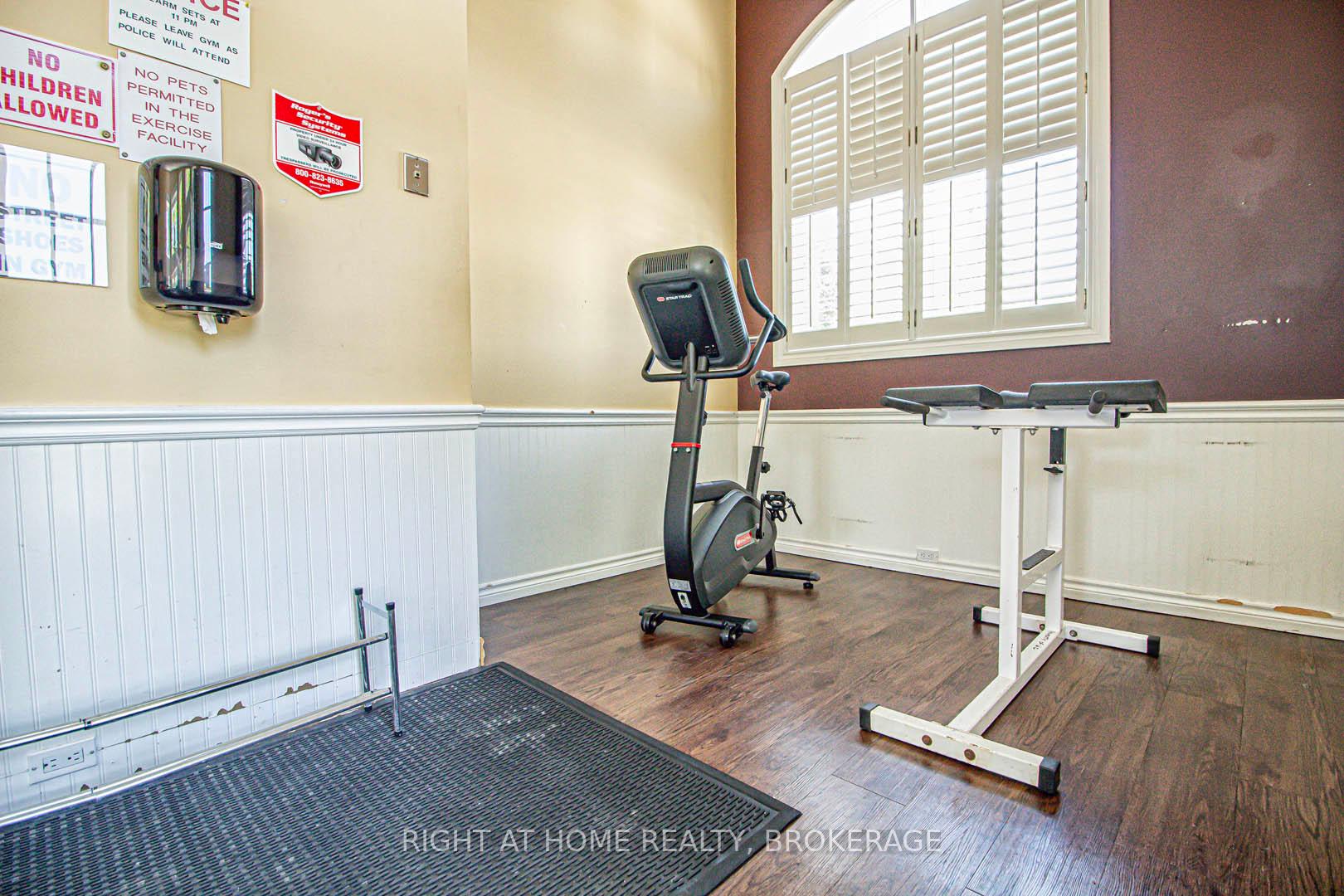 2 Bedrooms Condo at 1451 Walker’s, Burlington For sale
