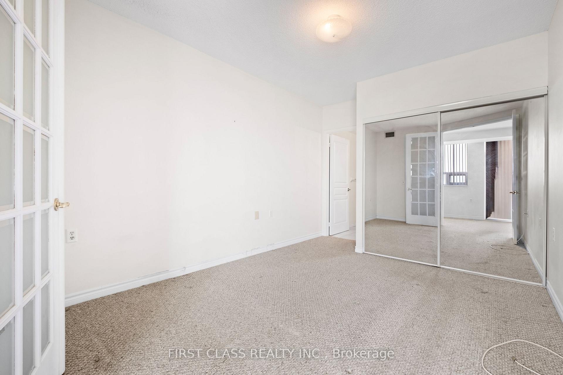 3 Bedrooms Condo at 200 Burnhamthorpe, Mississauga For sale