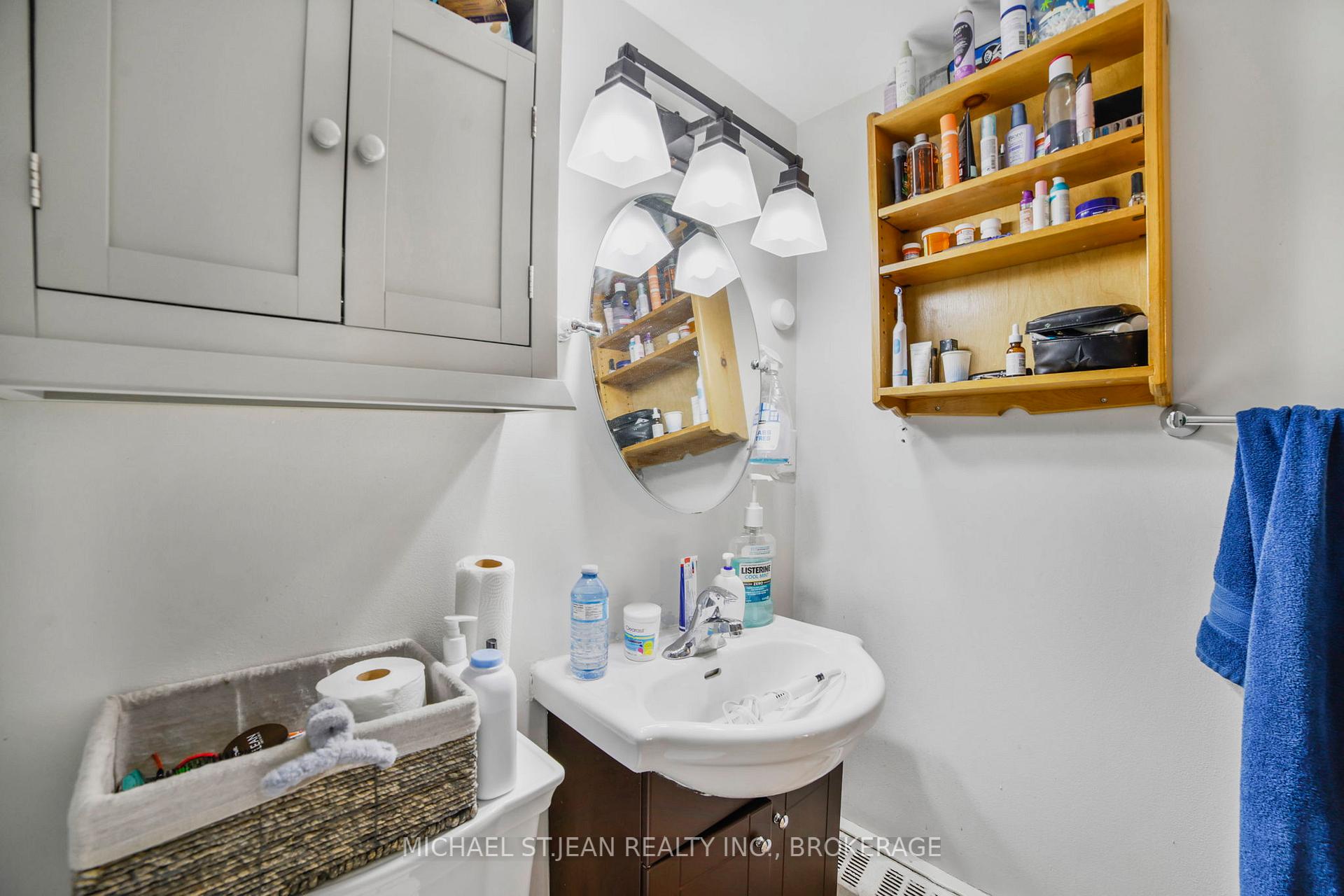 3 Bedrooms Condo at 15 Albright,  Hamilton For sale