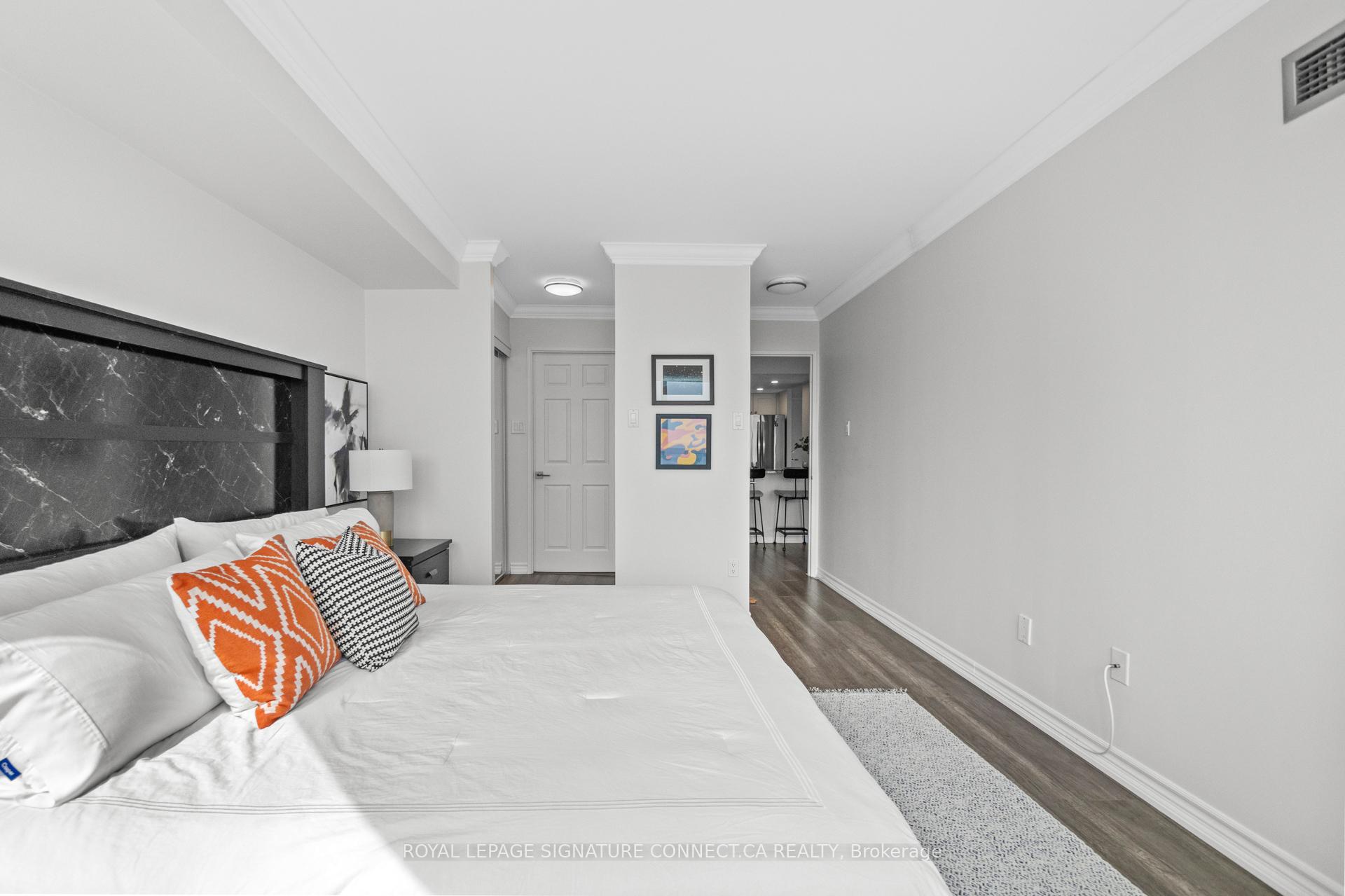2 Bedrooms Condo at 75 King, Mississauga For sale