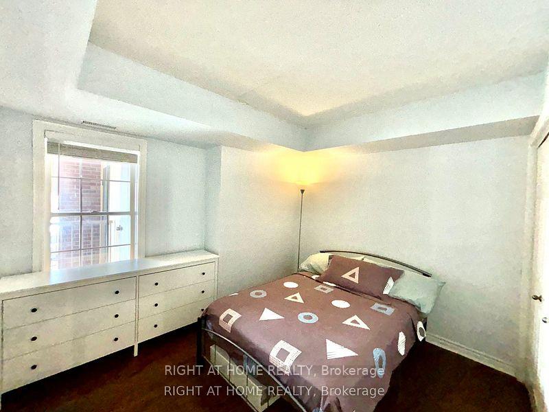 2 Bedrooms Condo at 4025 Kilmer, Burlington For sale