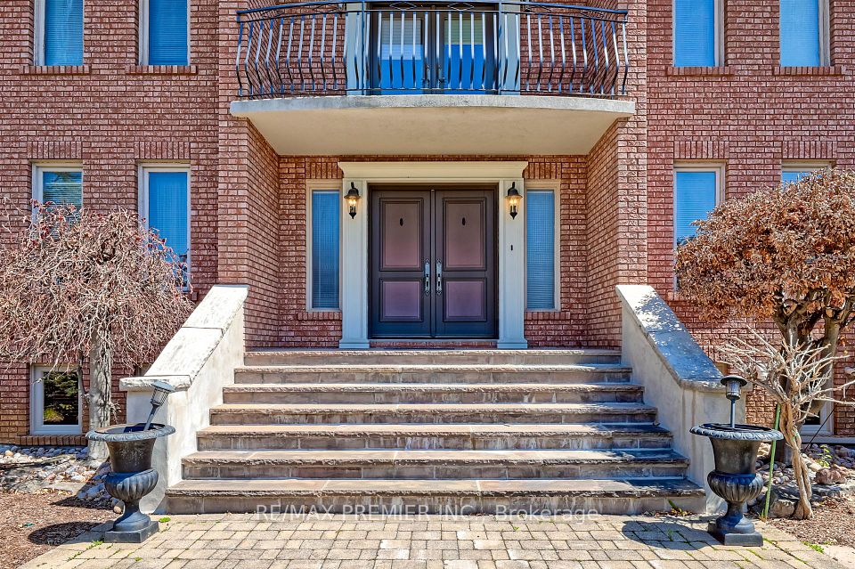 27 Fenton Way, Brampton, ON L6P 0P4