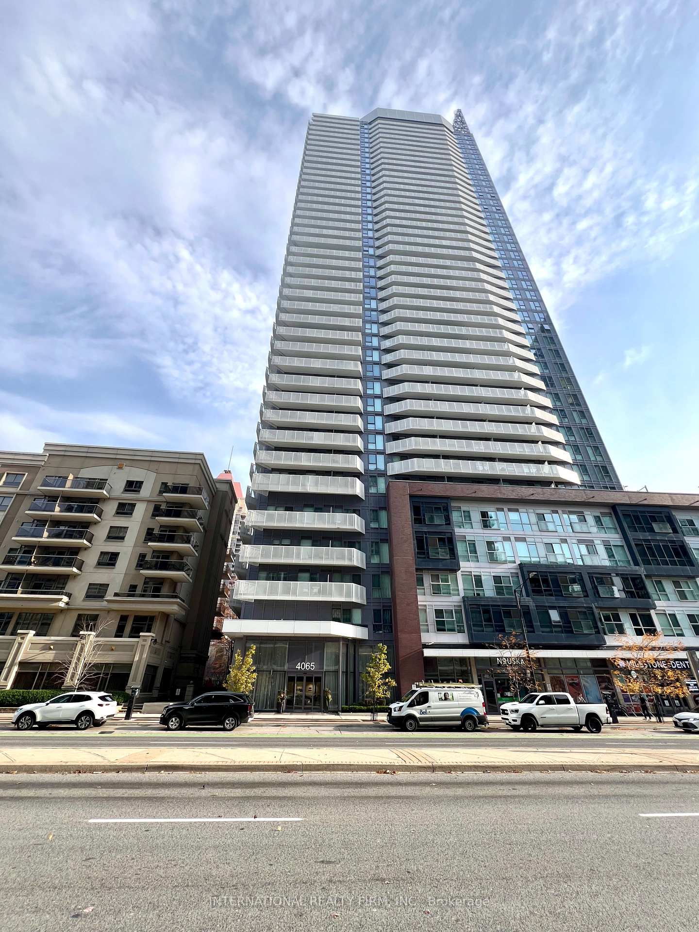 2 Bedrooms Condo at 4065 Confederation, Mississauga For sale