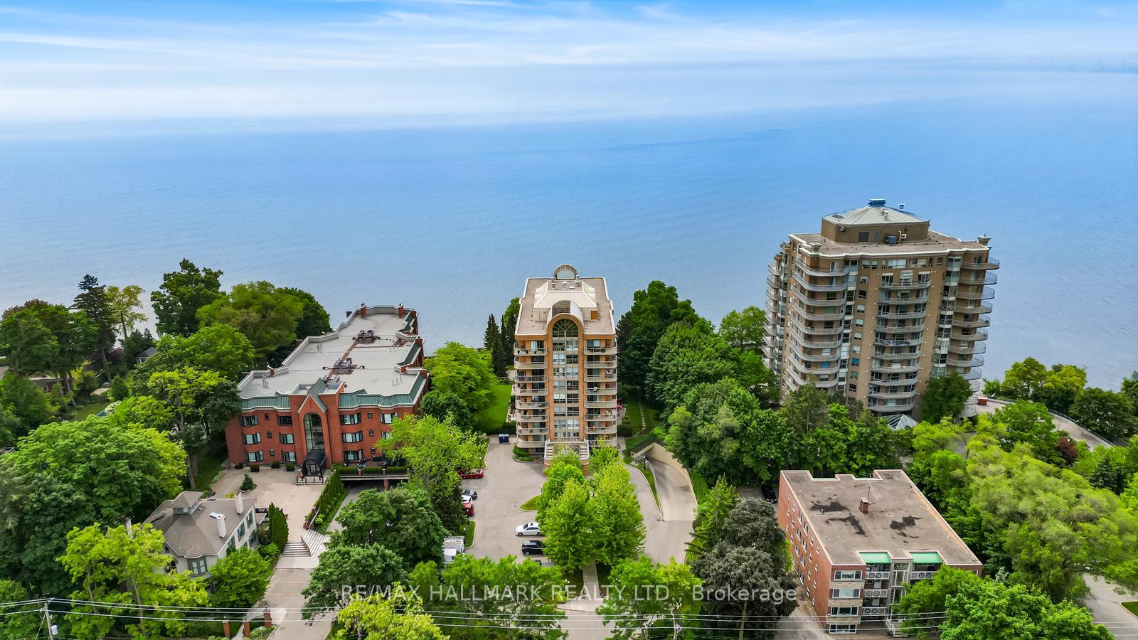 2 Bedrooms Condo at 2210 Lakeshore, Burlington For sale