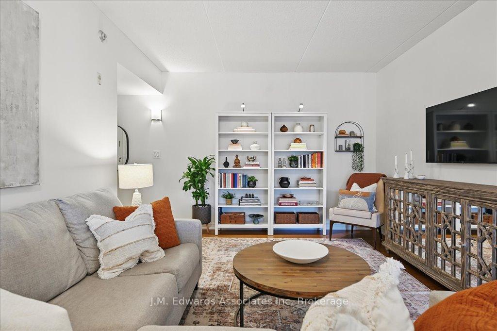 2 Bedrooms Condo at 4006 Kilmer, Burlington For sale