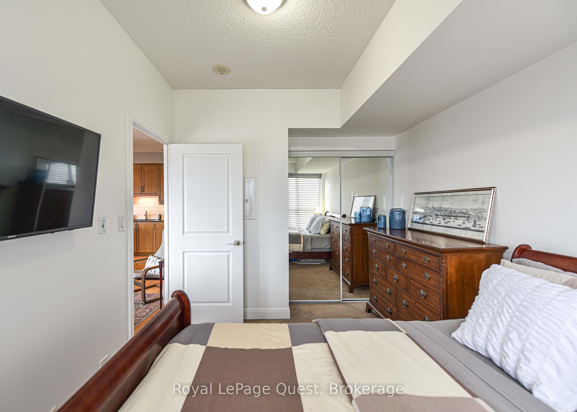 2 Bedrooms Condo at 50 Absolute, Mississauga For sale