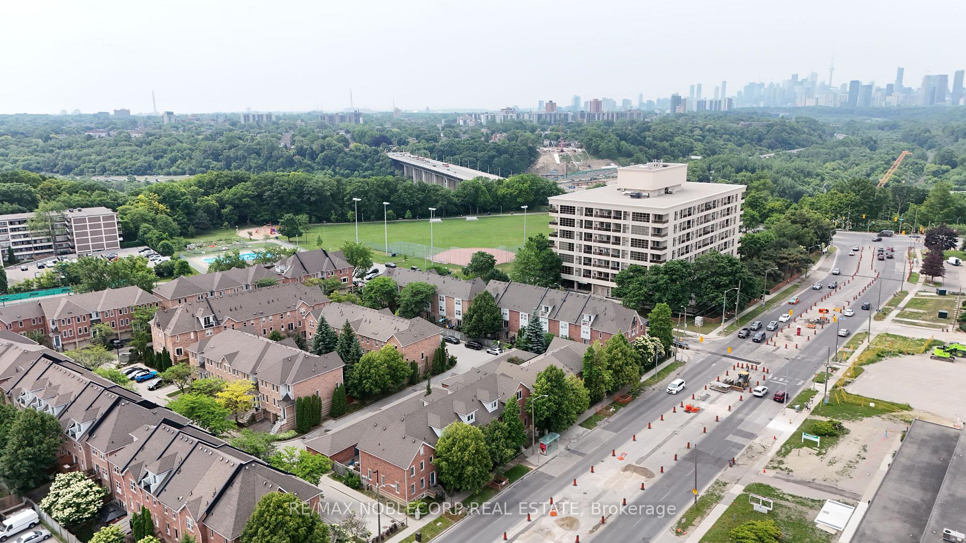 4 Bedrooms Condo at 17 Overlea, Toronto For sale