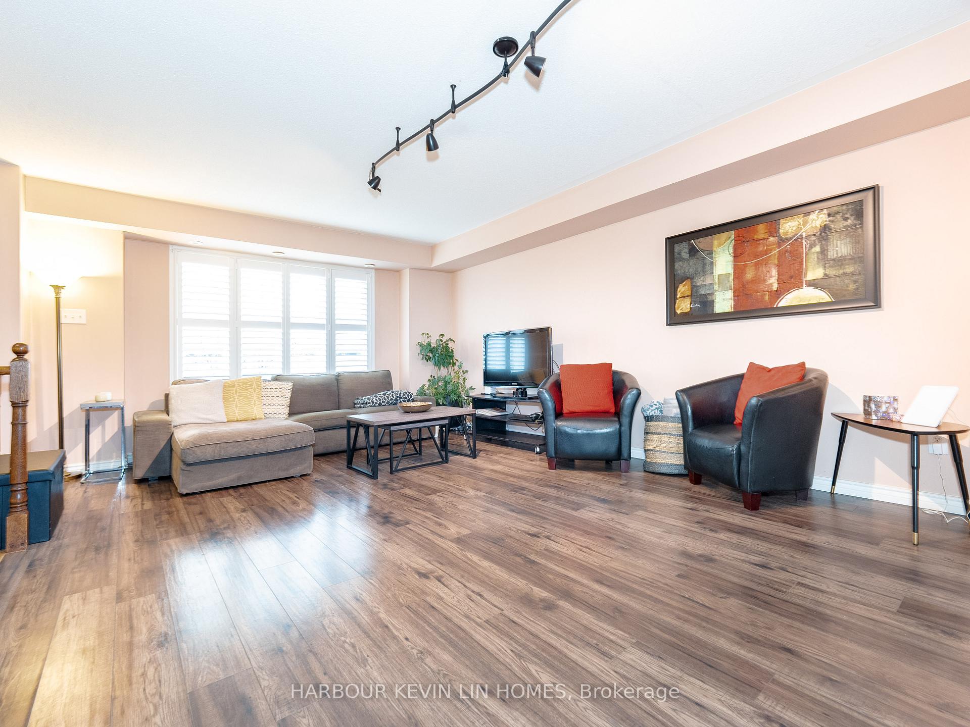 3 Bedrooms Condo at 4975 Southampton, Mississauga For sale