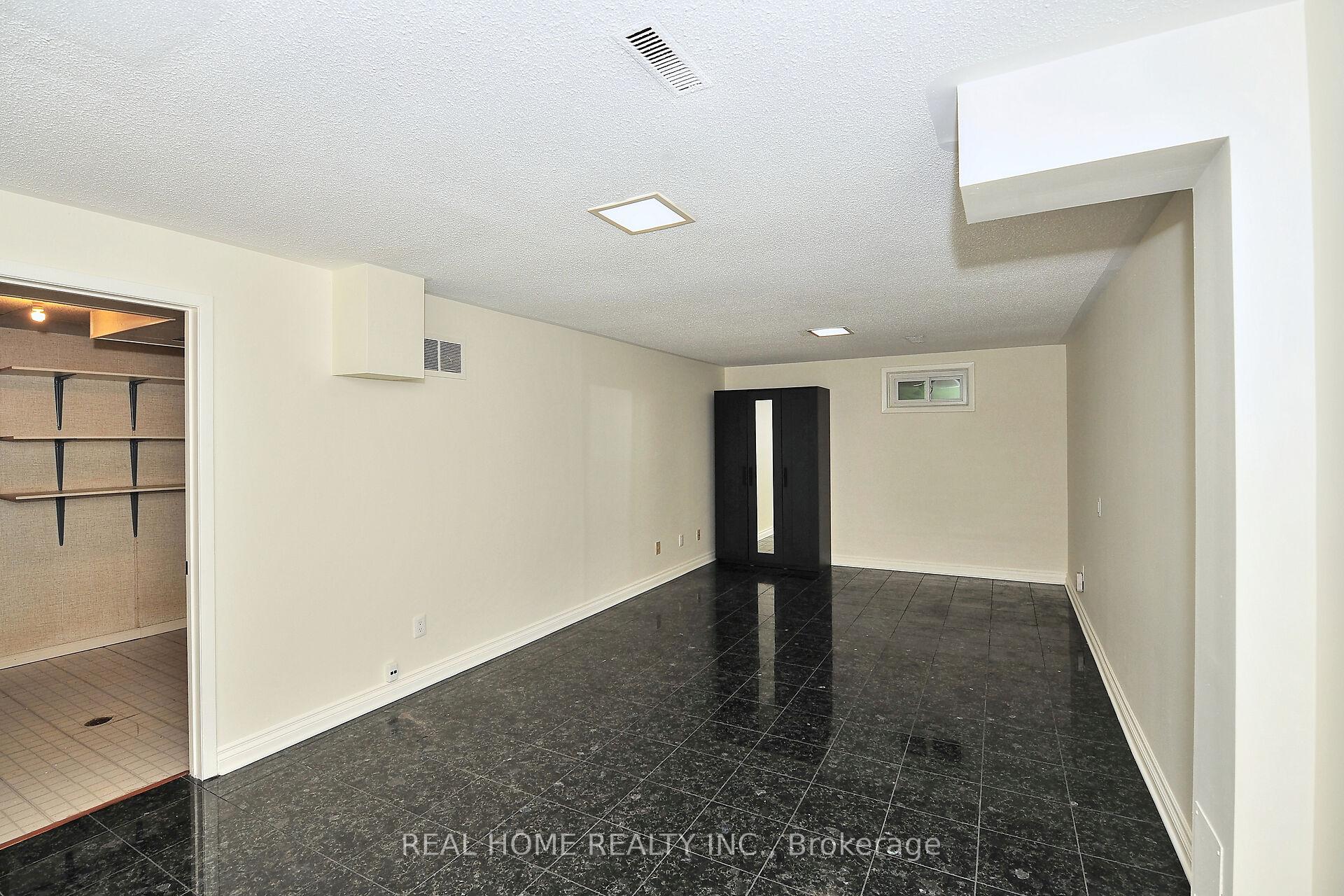 2 Bedrooms Condo at 10 Farina Mill,  Toronto For sale