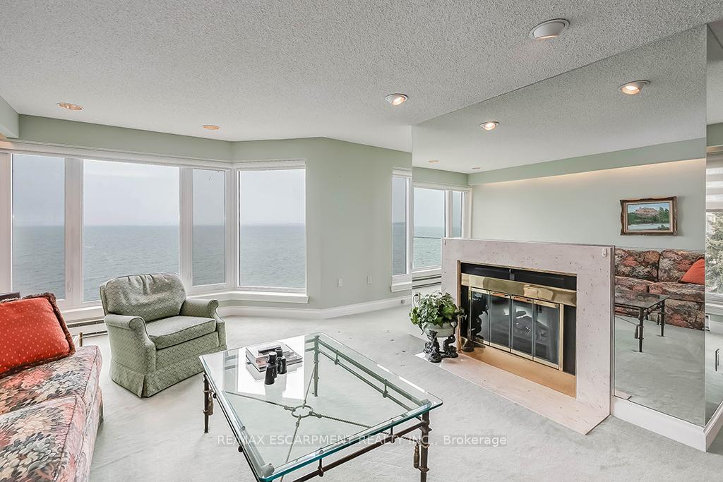 2 Bedrooms Condo at 2220 Lakeshore, Burlington For sale