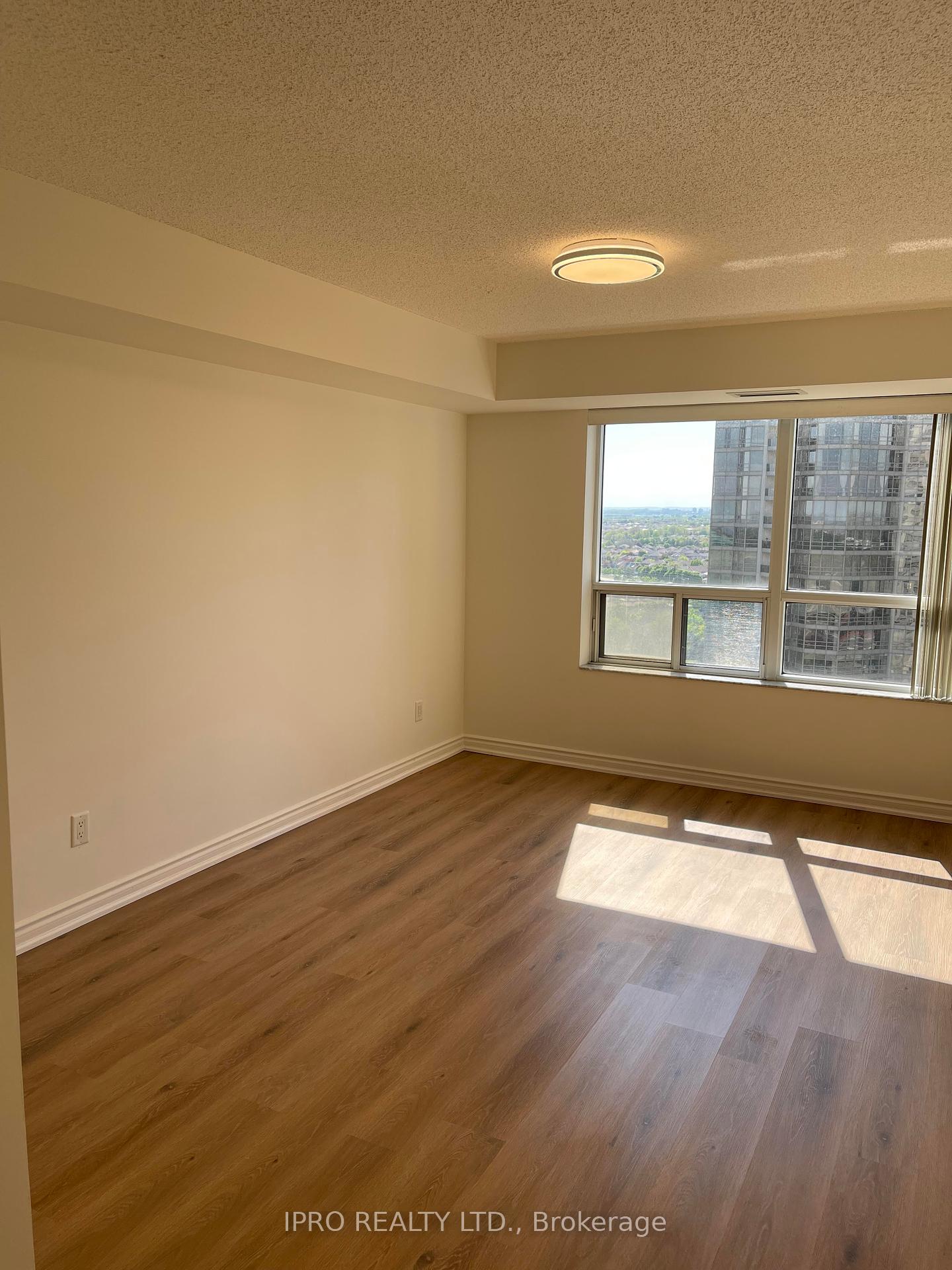 3 Bedrooms Condo at 25 Kingsbridge, Mississauga For sale