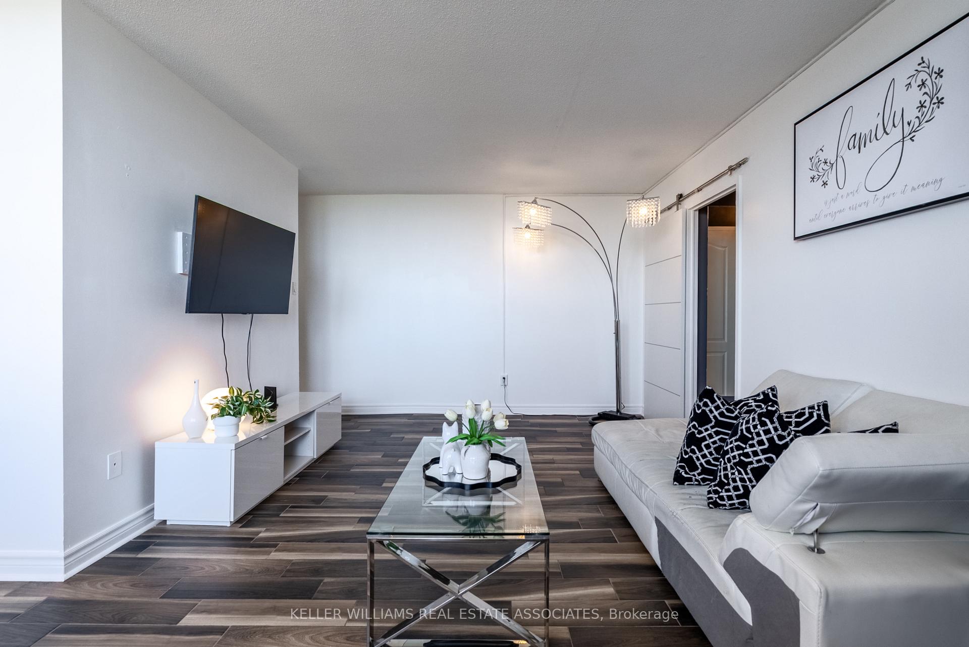 2 Bedrooms Condo at 3145 Queen Frederica, Mississauga For sale