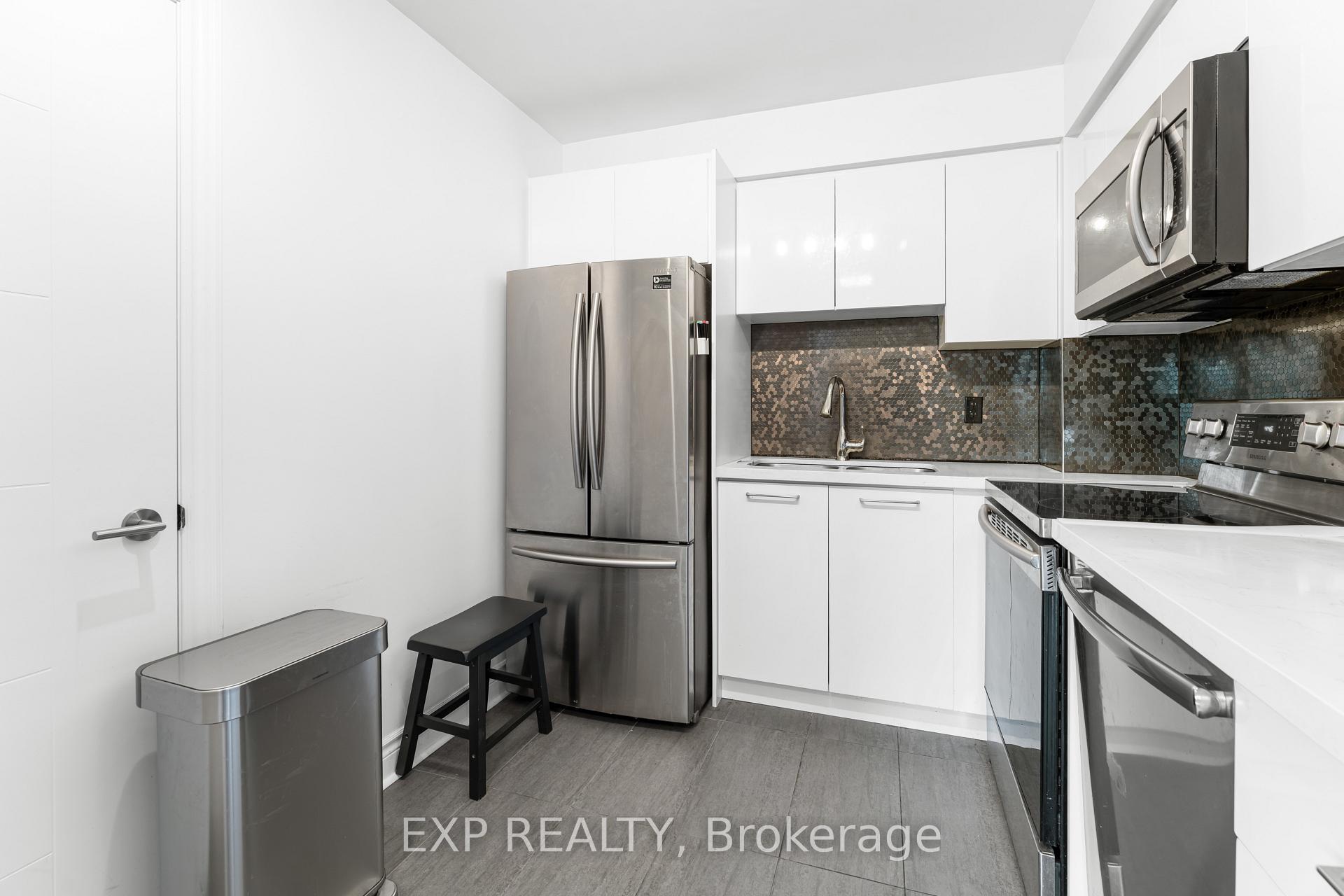 3 Bedrooms Condo at 2 Clairtrell, Toronto For sale