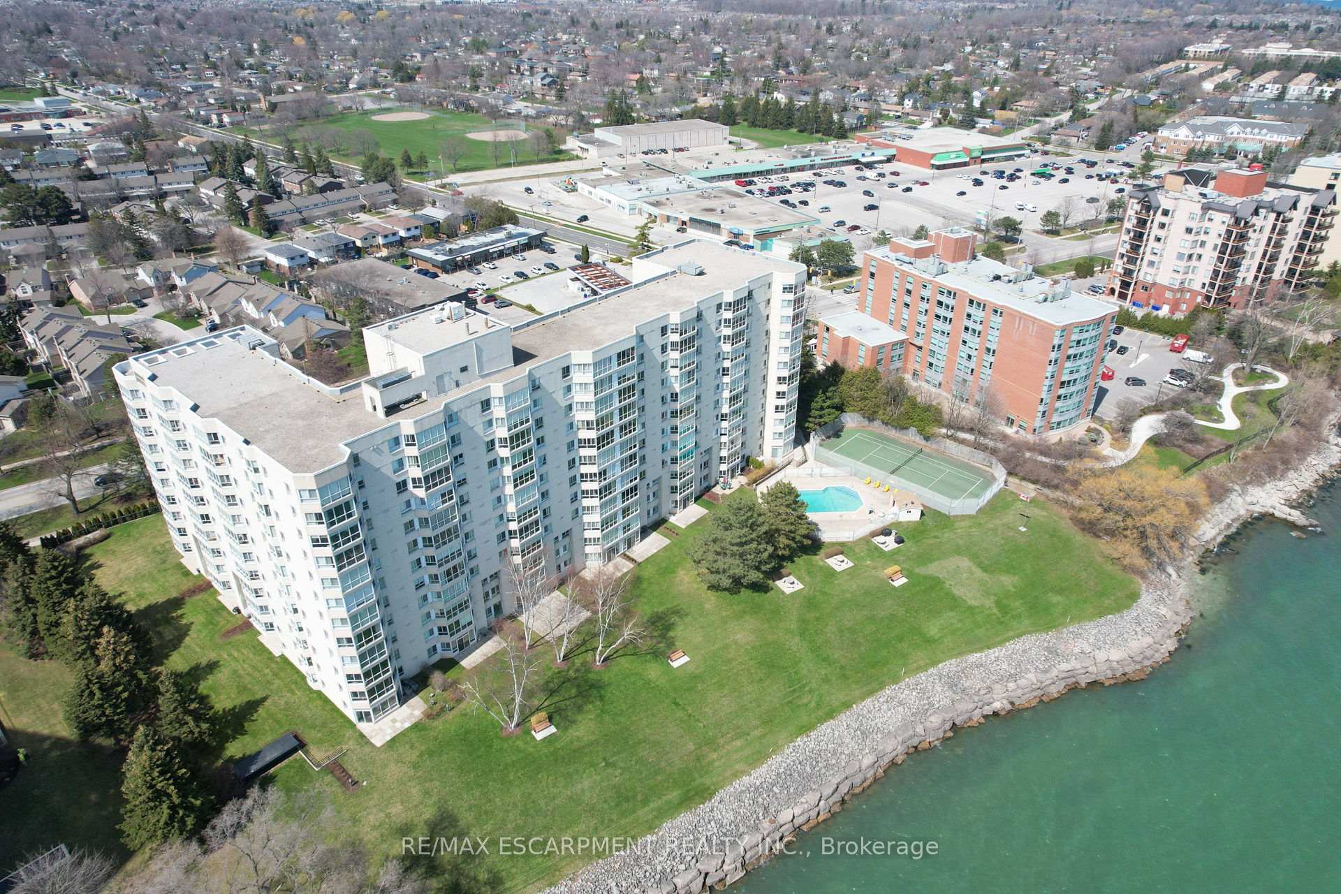 2 Bedrooms Condo at 5280 Lakeshore,  Burlington For sale