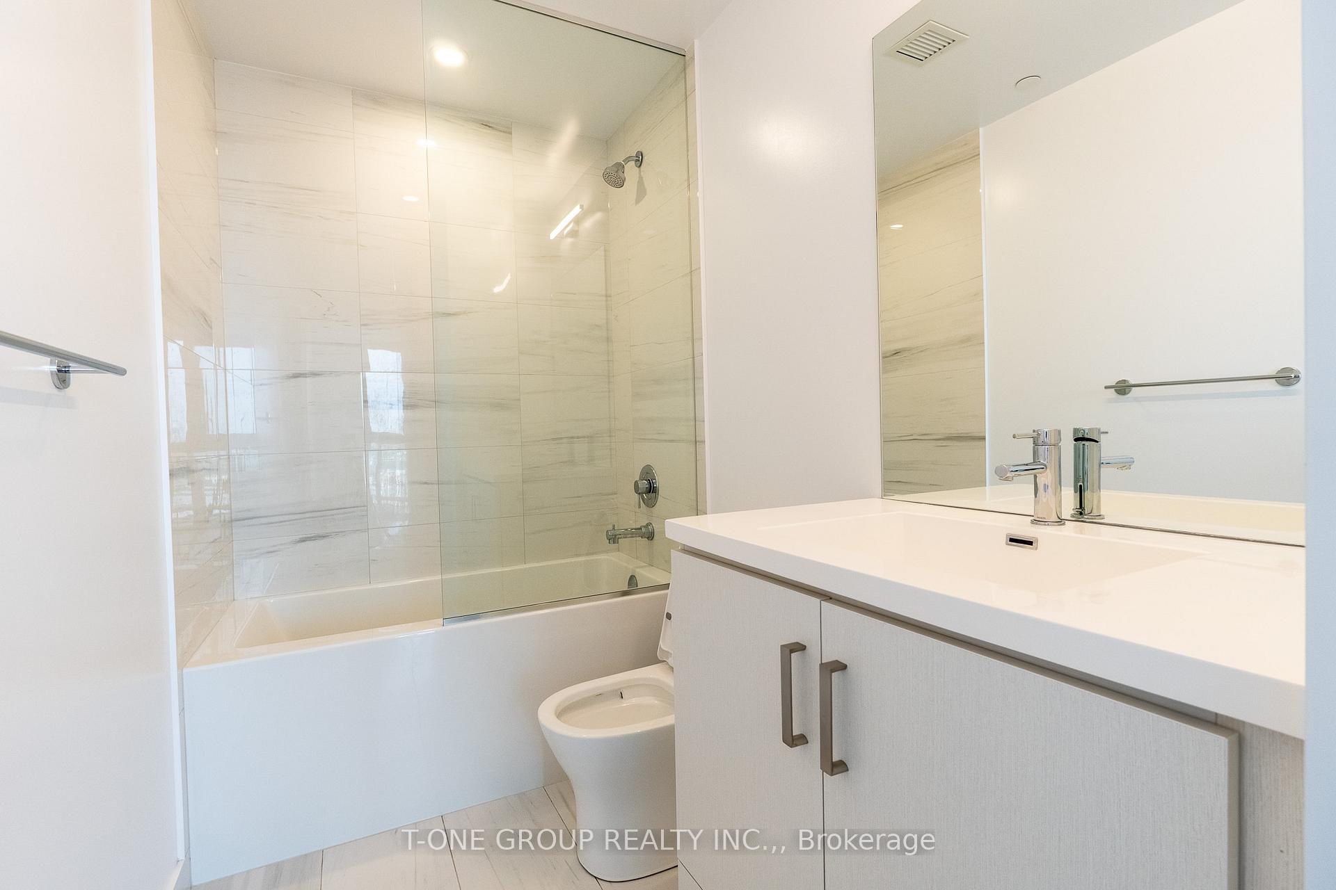 2 Bedrooms Condo at 10 Honeycrisp, Vaughan For sale