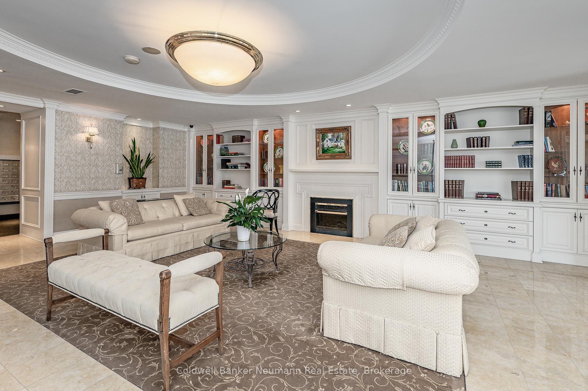 2 Bedrooms Condo at 60 Old Mill, Oakville For sale