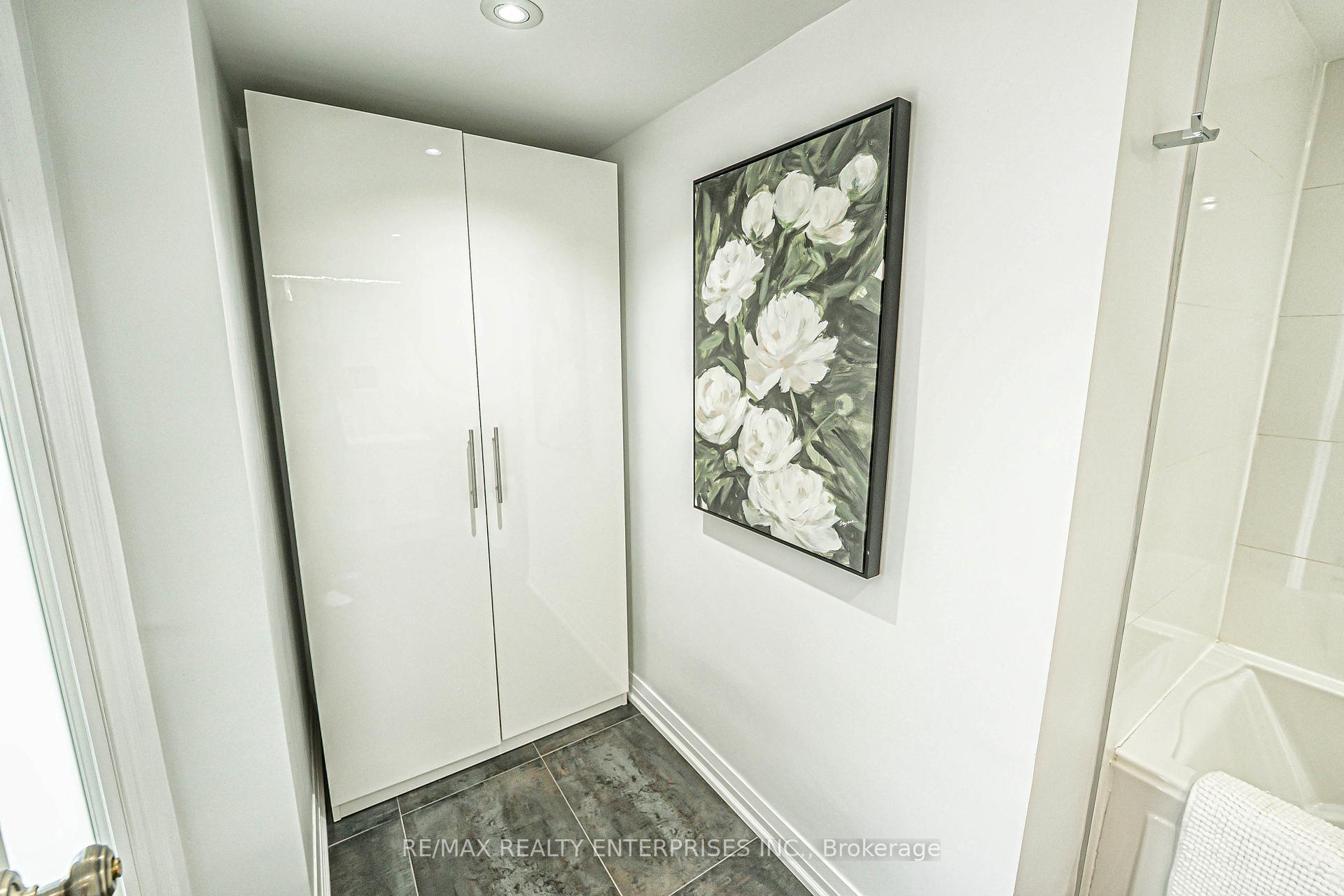 3 Bedrooms Condo at 1400 Dixie, Mississauga For sale
