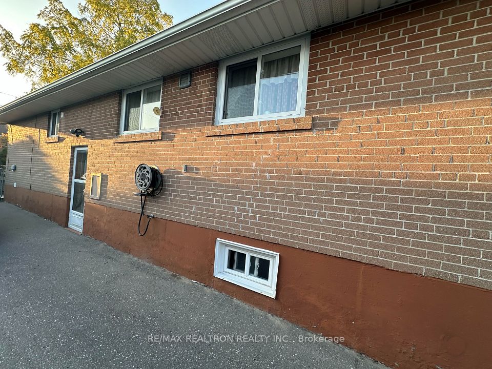 902 Antonio Street, Pickering, ON L1W 1T3