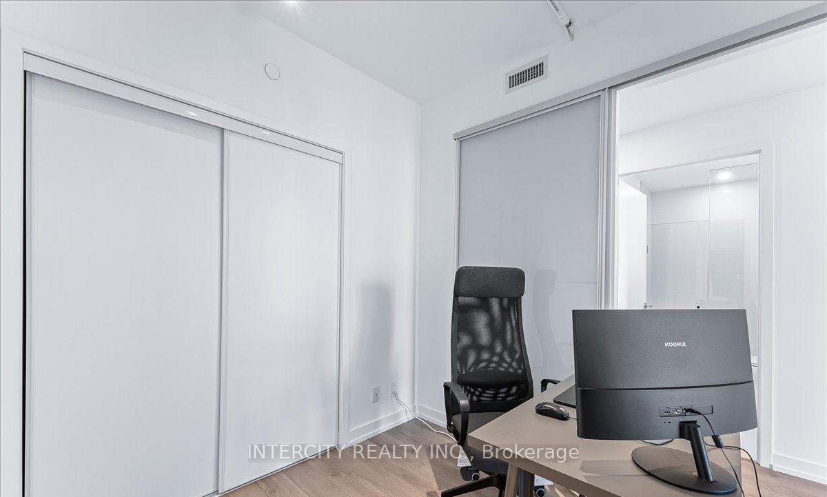 3 Bedrooms Condo at 33 Helendale, Toronto For sale