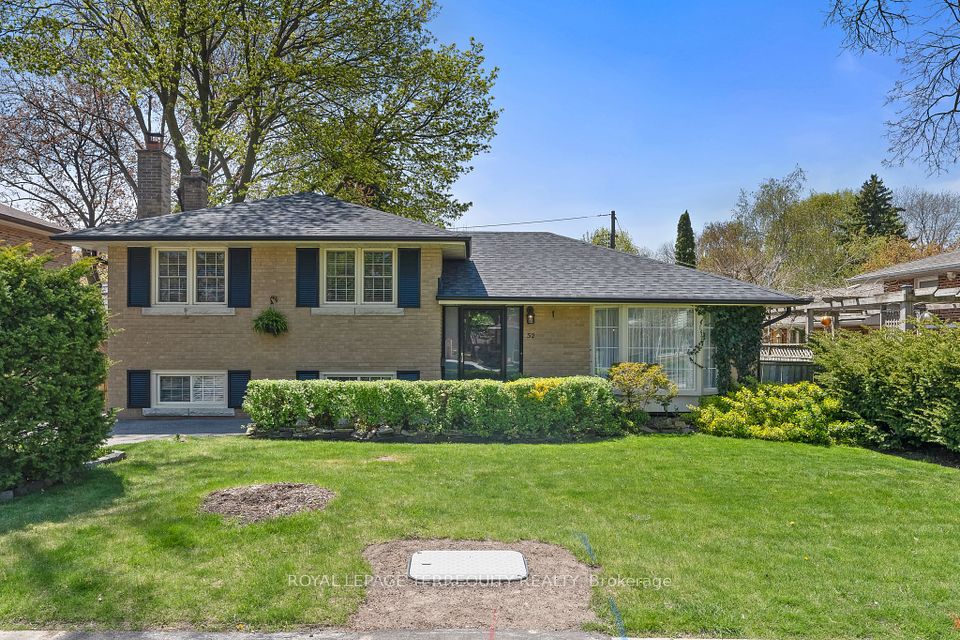 52 Cathedral Bluffs Drive, Toronto, ON M1M 2T9
