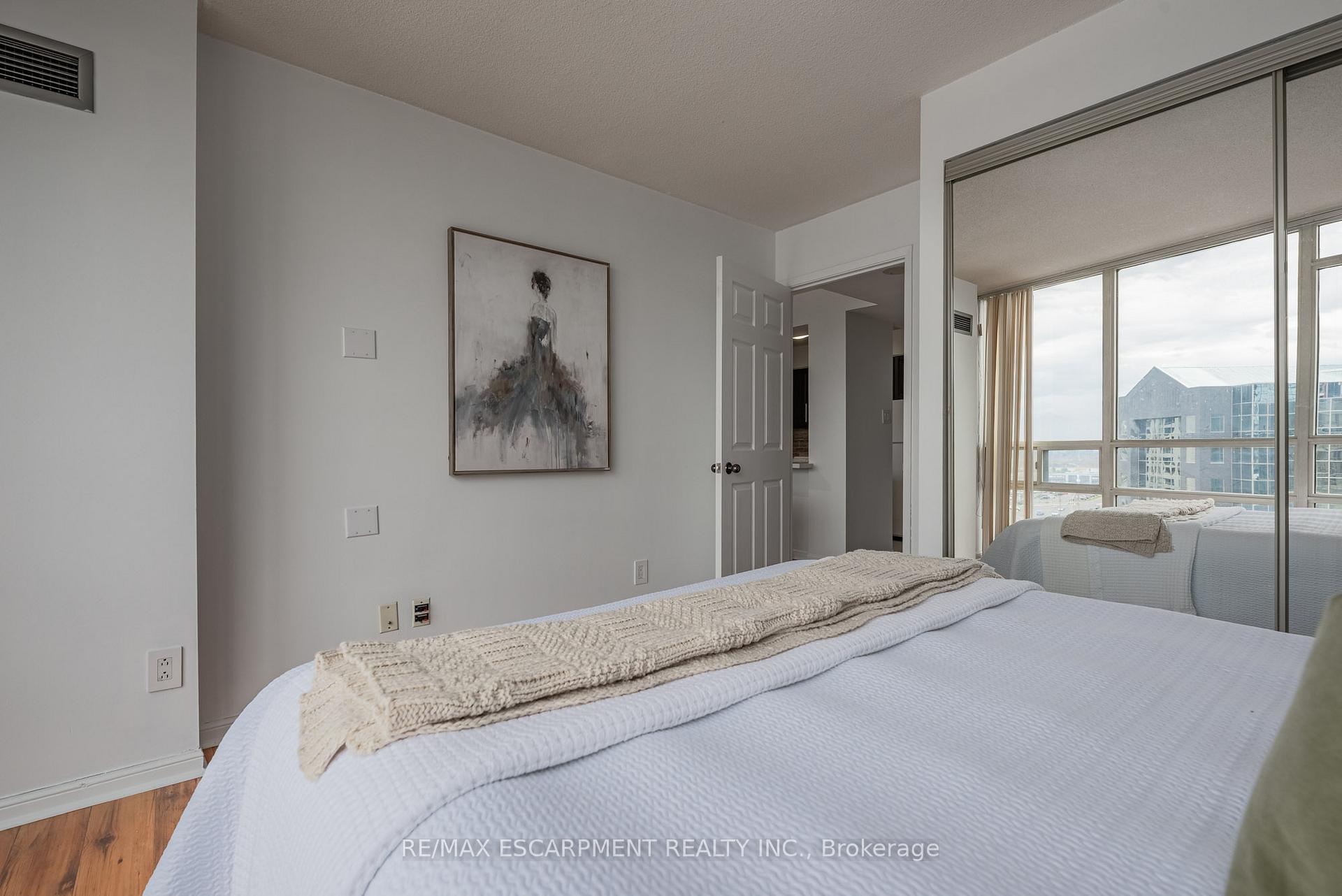 1 Bedroom Condo at 50 Eglinton, Mississauga For sale
